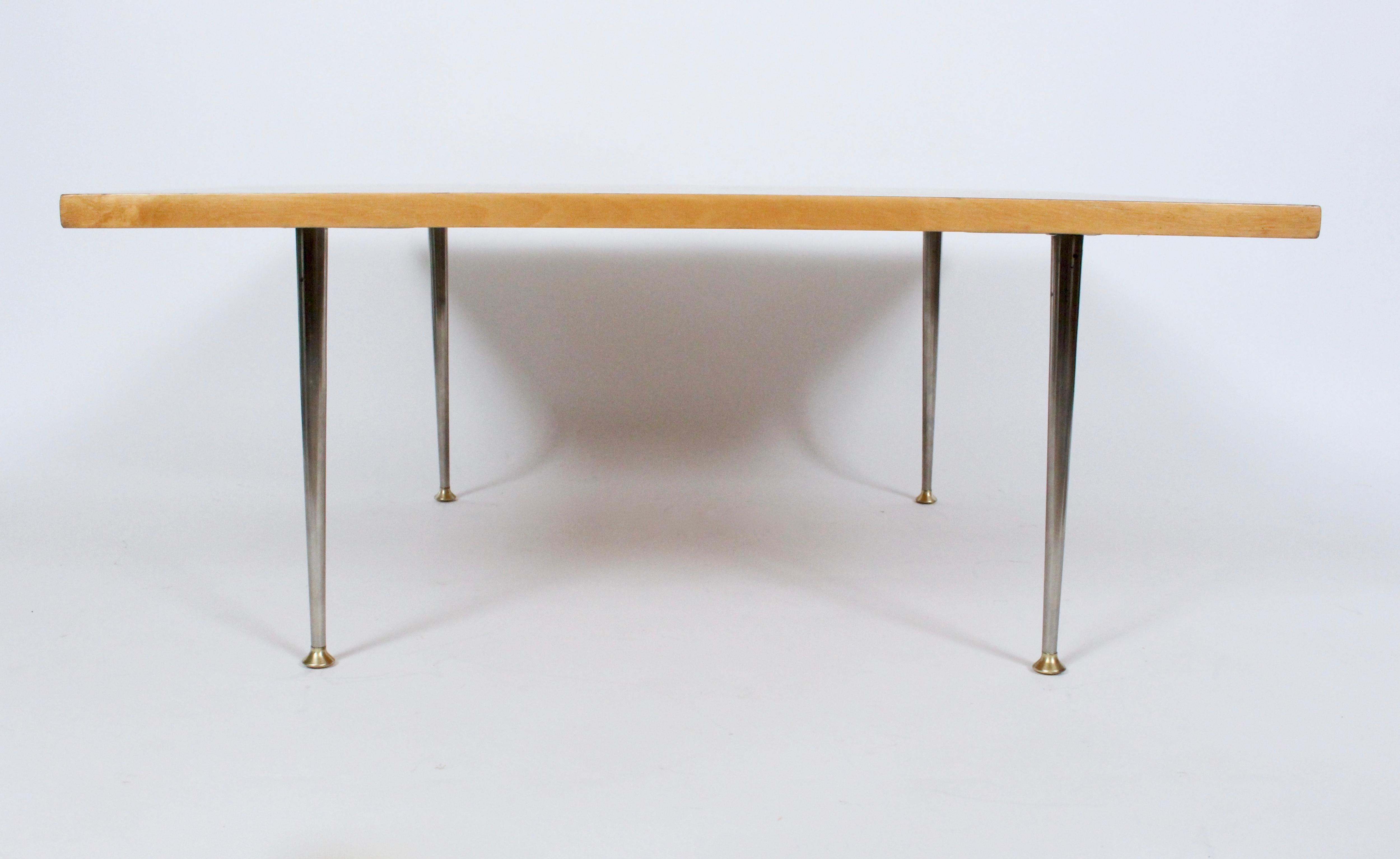 Tavolino da caffè in betulla e legno esotico di Tapio Wirkkala Asko Finland. Caratterizzato da una superficie quadrata in legno multistrato, è sostenuto da quattro gambe in acciaio cromato e da piedini con tappo in ottone. Le gambe si svitano. Come