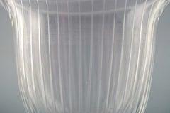Tapio Wirkkala para Iittala. Vidrio artístico transparente con decoración grabada, mediados del siglo XX
