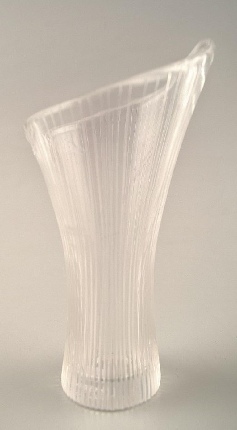 Tapio Wirkkala for Iittala.  Finnish design.
Clear art glass vase with engraved decoration in the form of stripes. 
Signed Tapio Wirkkala Iittala. 
Measures : 10,5 cm.
In perfect condition.

