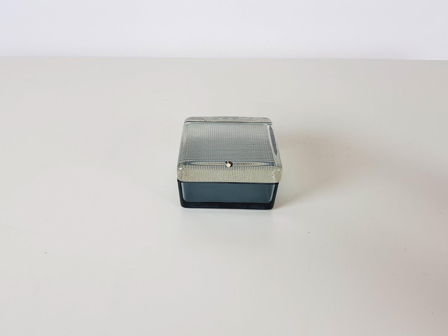 Two-tone glass decorative box by Tapio Wirkkala for Iittala from Scandivania, Finland. Made and designed in the 1960s.

Vintage example. In good condition. Marked by maker with original sticker. Free delivery on this item to certain