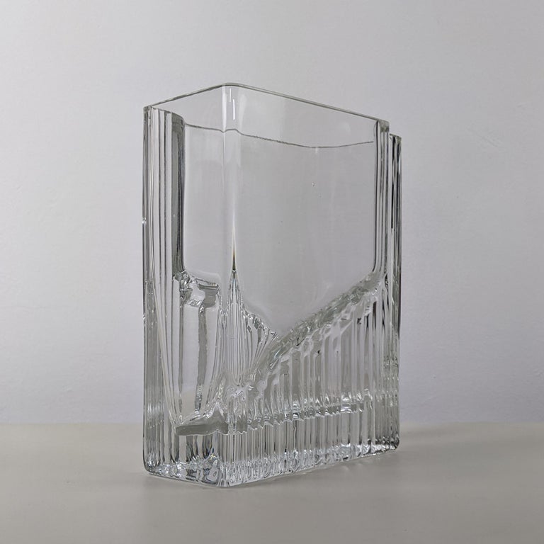 Tapio Wirkkala for Iittala, 'Sointi' Clear Glass Vase, 1970, Beautiful Example For Sale 4
