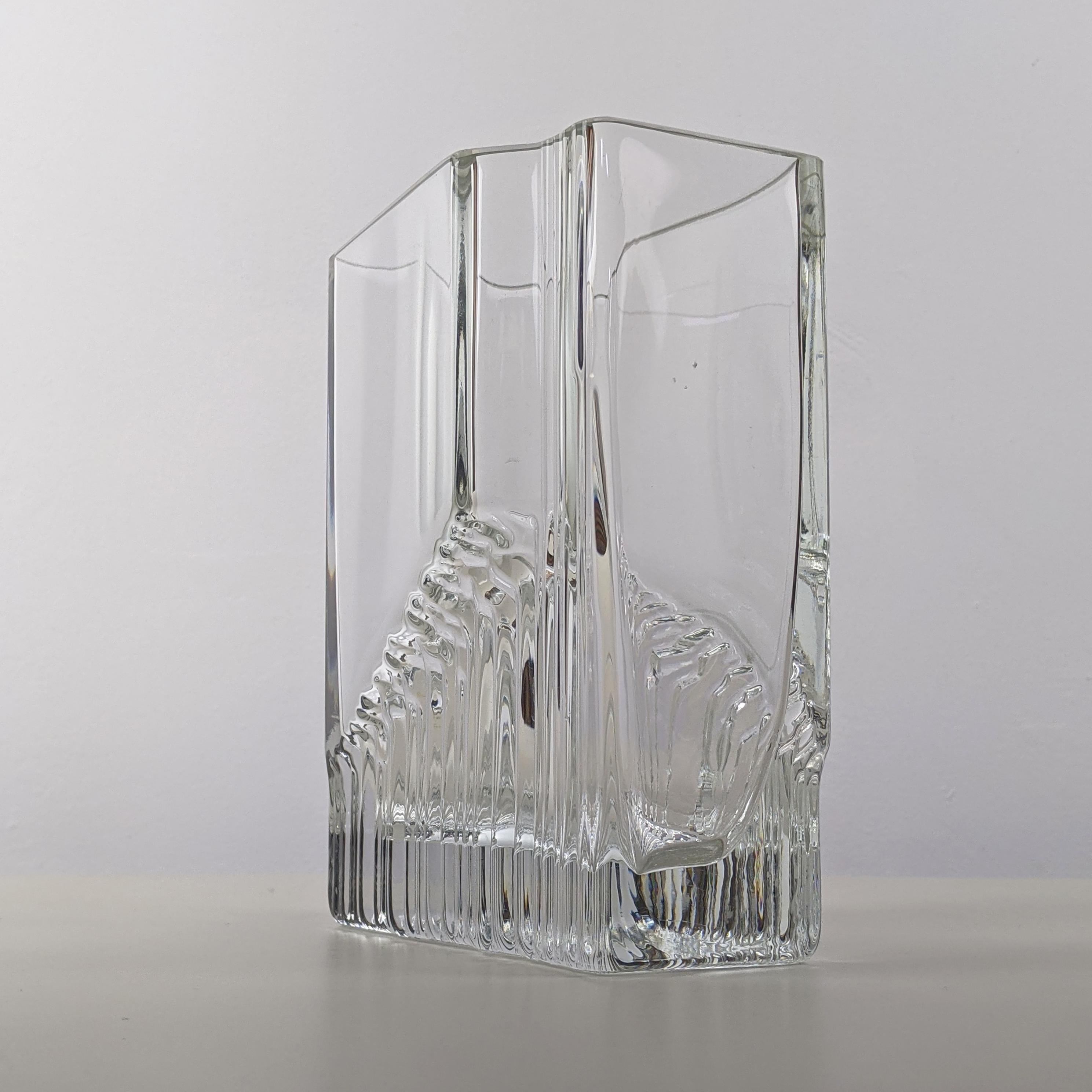 Tapio Wirkkala for Iittala, 'Sointi' Clear Glass Vase, 1970, Beautiful Example For Sale 3