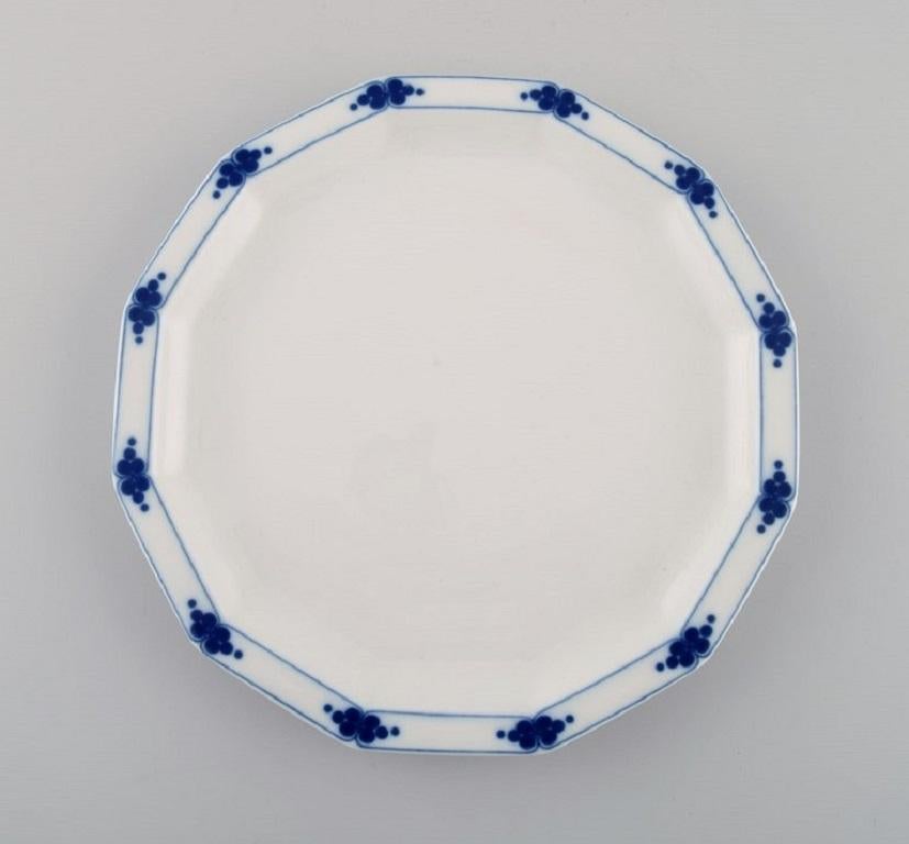 Tapio Wirkkala for Rosenthal. 11 Corinth plates in blue painted porcelain. Modernist Finnish design. Dated 1979-80.
Diameter: 20 cm.
In excellent condition.
Stamped.