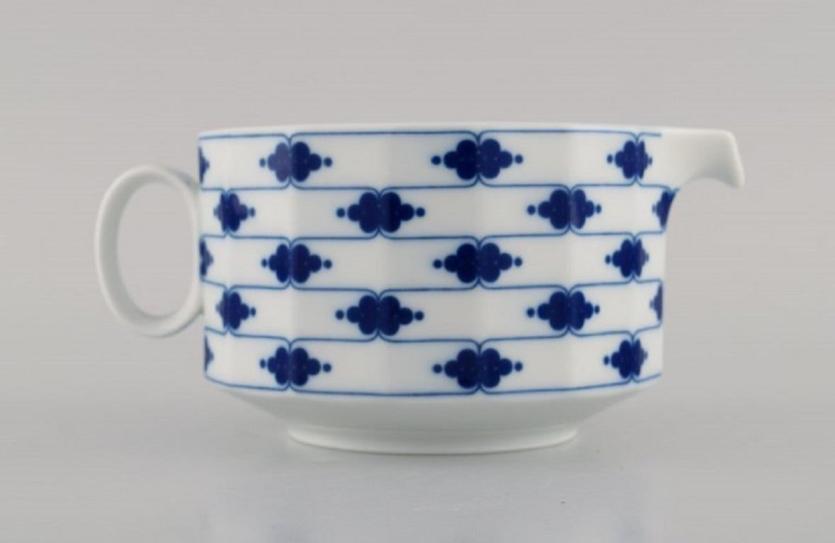Tapio Wirkkala for Rosenthal. Corinth butter jug on a saucer in blue painted porcelain. Modernist Finnish design. Dated 1979-80.
The jug measures: 16 x 7.5 cm.
Saucer diameter: 18 cm.
In excellent condition.
Stamped.