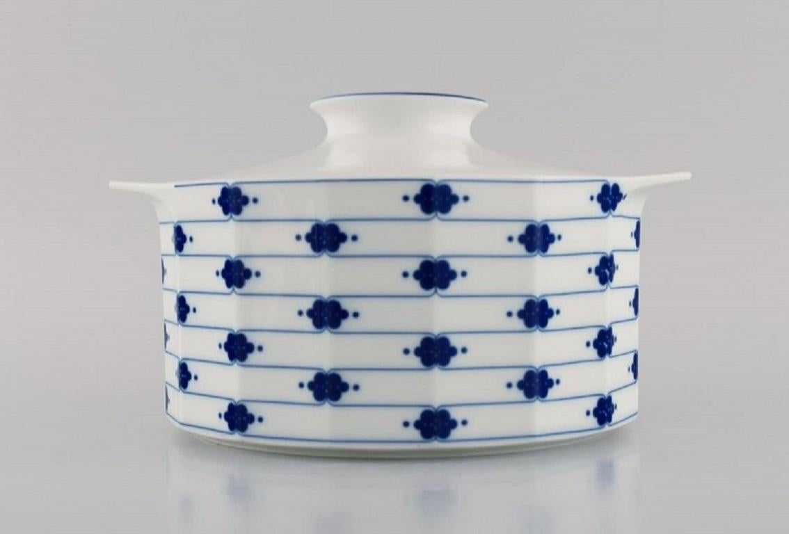Tapio Wirkkala for Rosenthal. Corinth lidded tureen in blue painted porcelain. Modernist Finnish design. 
Dated 1979-80.
Measures: 22 x 12.5 cm.
In excellent condition.
Stamped.