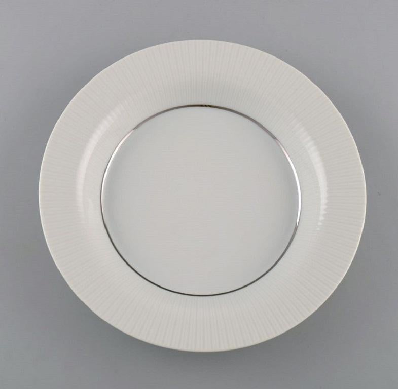Tapio Wirkkala for Rosenthal. Eight rare Modulation deep plates in porcelain with fluted rim. 
Platinum Detail. Classic and timeless design. 1960s.
Measures: 22.5 x 4 cm.
In excellent condition.
Stamped.
