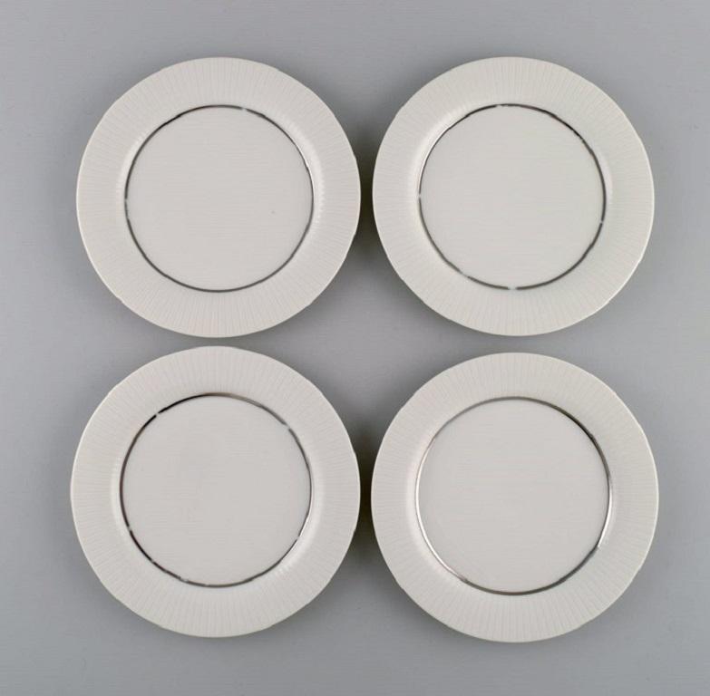 Tapio Wirkkala for Rosenthal. Eight rare Modulation plates in porcelain with fluted rim. Platinum Detail. Classic and timeless design. 1960s.
Measures: 17.5 cm.
In excellent condition. Three plates with light wear.
Stamped.