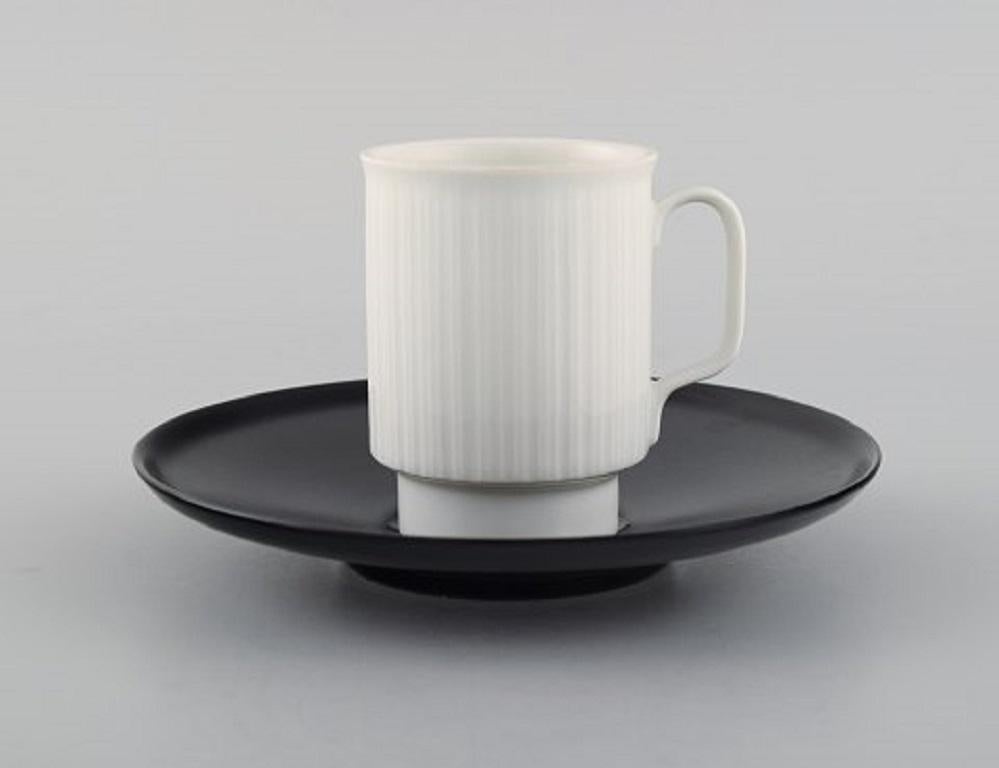 Tapio Wirkkala pour Rosenthal. Cinq tasses à moka en porcelaine noire avec soucoupes et sucrier en porcelaine cannelée noire et blanche. Conçue en 1962.
La tasse mesure : 6,6 x 5 cm.
La soucoupe mesure : 12.7 cm.
Le sucrier mesure 12,7 cm.
En