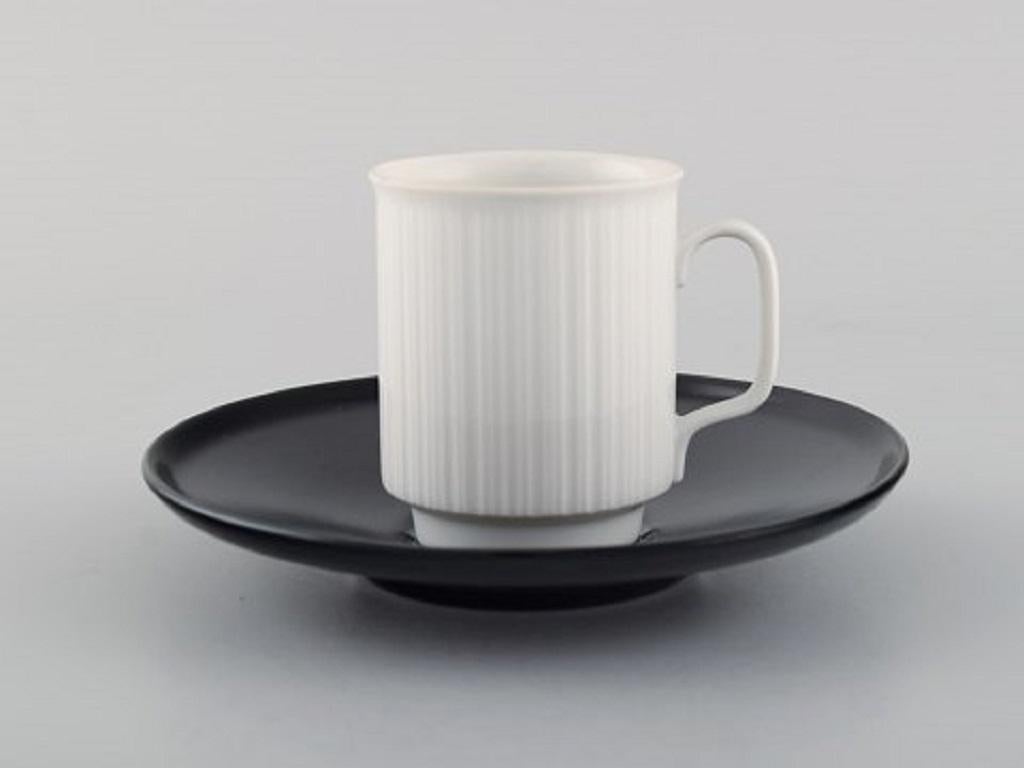 Tapio Wirkkala pour Rosenthal. Quatre tasses à moka en porcelaine noire avec soucoupes en porcelaine cannelée noire et blanche. Conçu en 1962.
La tasse mesure : 6.3 x 5,2 cm.
La soucoupe mesure : 12.7 cm.
En parfait état.
Estampillé.