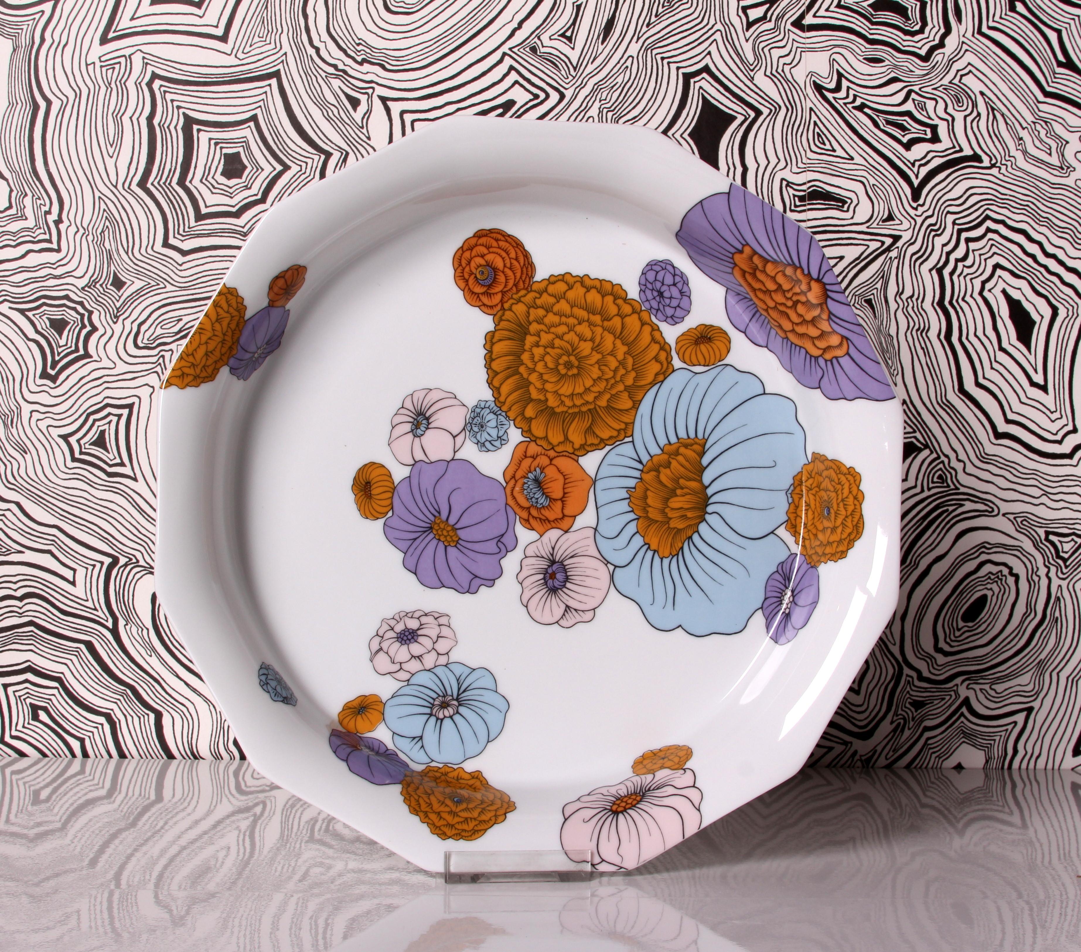 Tapio Wirkkala 
 for ROSENTHAL STUDIO LINE
POLYGON PATRAS 
huge bowl fruit plate Ø 29cm mid 1970s
(Wirkkala designed the Polygon shape - Alain le Foll designed the flower ornaments)


Ø  29cm  ~ height: 4.5cm  weight: 981 grs
Minor (micro) porcelain
