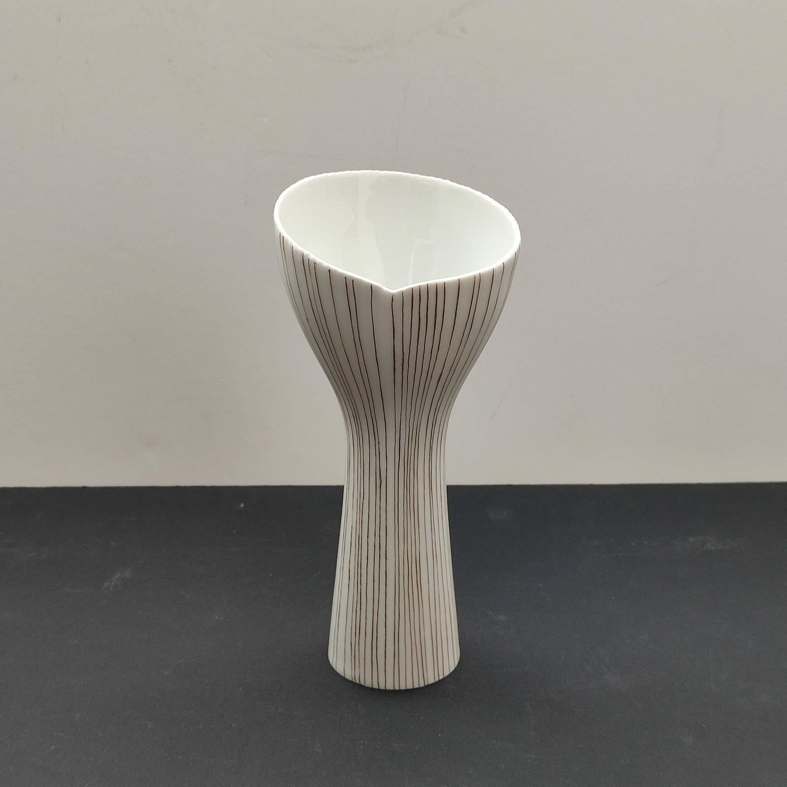 Tapio Wirkkala für Rosenthal, Deutschland
Weithalsige Vase aus weißem Porzellan, gerippter Rand, handbemalt mit feinen Goldlinien. Sehr guter gebrauchter Zustand.
Abmessungen:
Höhe 17 cm [6 3/4