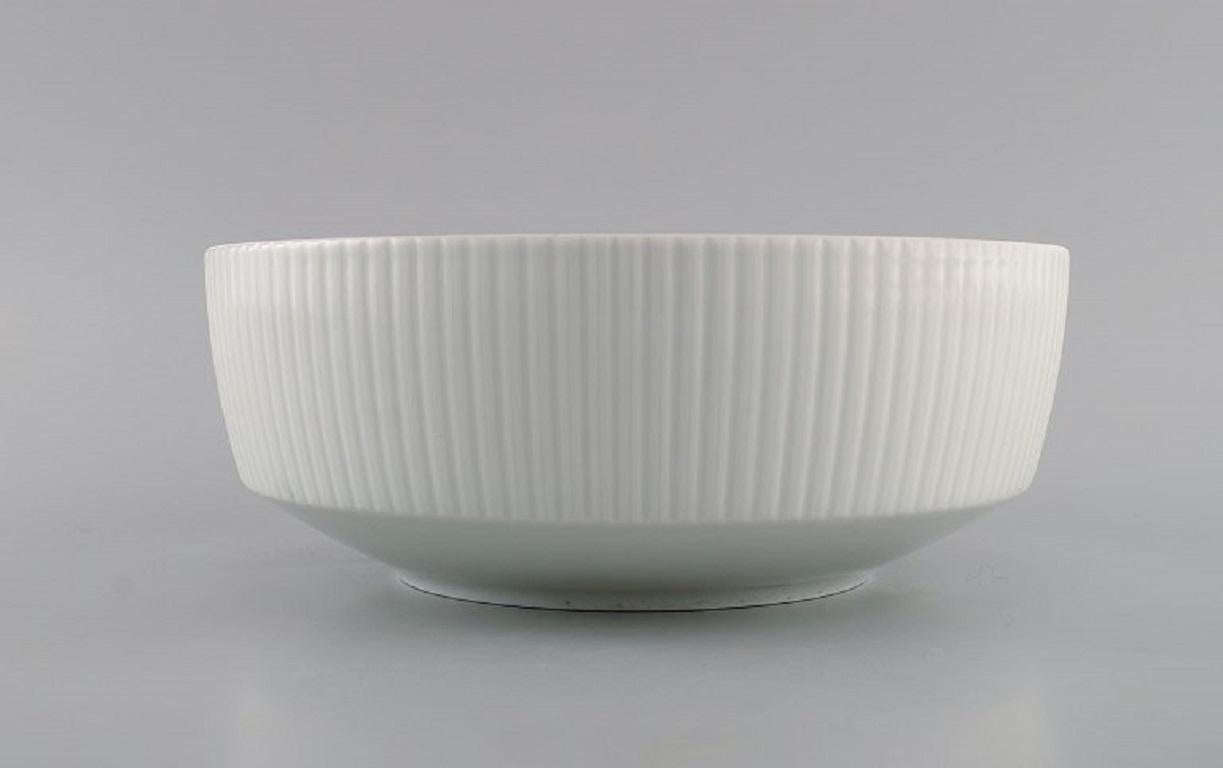 Tapio Wirkkala for Rosenthal. 
Rare Modulation bowl in fluted porcelain. Platinum Detail. Classic and timeless design. 1960s.
Measures: 20.5 x 8 cm.
In excellent condition.
Stamped.