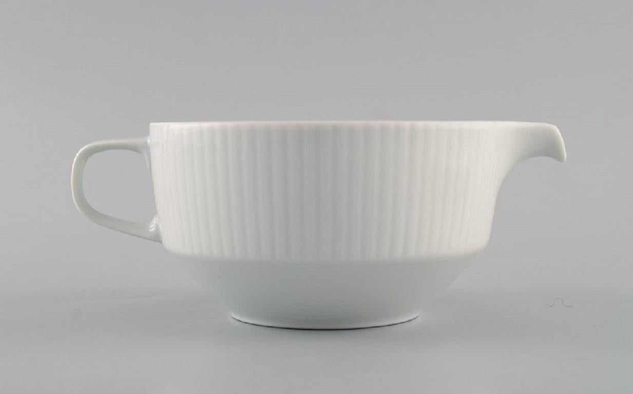 Tapio Wirkkala for Rosenthal. Rare Modulation sauce jug on stand in fluted porcelain. Platinum Detail. Classic and timeless design. 1960s.
The jug measures: 17.5 x 7 cm.
Stand diameter: 18 cm.
In excellent condition.
Stamped.