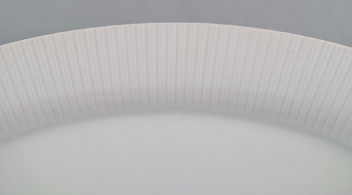 Tapio Wirkkala for Rosenthal. Rare Modulation serving dish in fluted porcelain. 
Classic and timeless design. 1960s.
Measures: 38.5 x 27.5 cm.
In excellent condition.
Stamped.