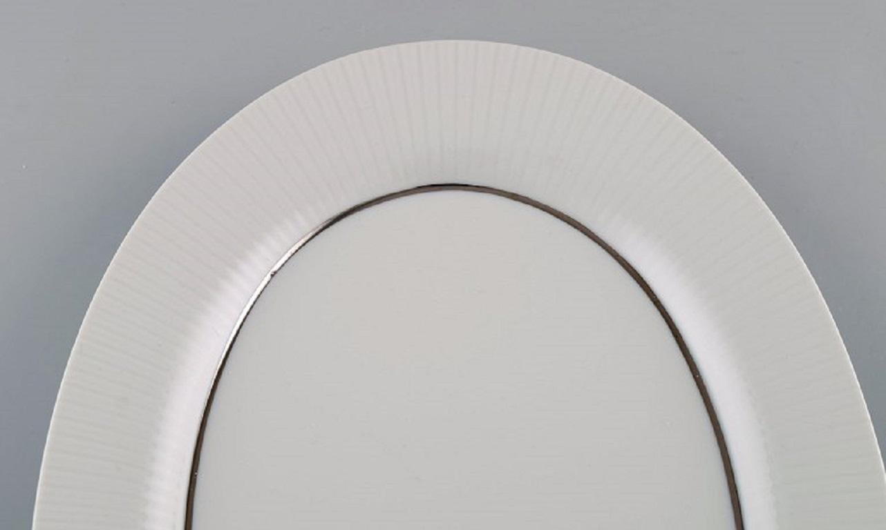 Tapio Wirkkala for Rosenthal. Rare Modulation serving dish in fluted porcelain. Platinum Detail. Classic and timeless design. 1960s.
Measures: 33.5 x 24.5 cm.
In excellent condition.
Stamped.