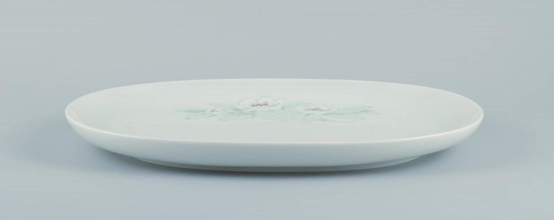 Tapio Wirkkala for Rosenthal Studio-linie. Large oval dish with a flower motif In Excellent Condition For Sale In Copenhagen, DK