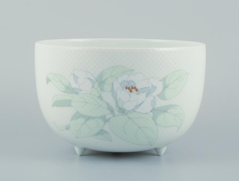 Tapio Wirkkala for Rosenthal Studio-linie. Porcelain bowl on three feet In Excellent Condition For Sale In Copenhagen, DK