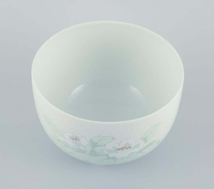 Tapio Wirkkala for Rosenthal Studio-linie. Porcelain bowl on three feet For Sale 2