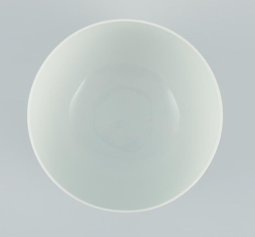 Tapio Wirkkala for Rosenthal Studio-linie. Porcelain bowl on three feet For Sale 3