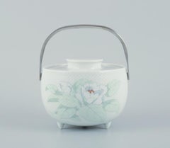 Tapio Wirkkala for Rosenthal Studio-linie. Sauce boat on three feet with a plate