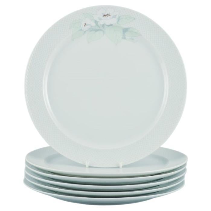 Tapio Wirkkala for Rosenthal Studio-linie. Six dinner plates with flower motif. For Sale