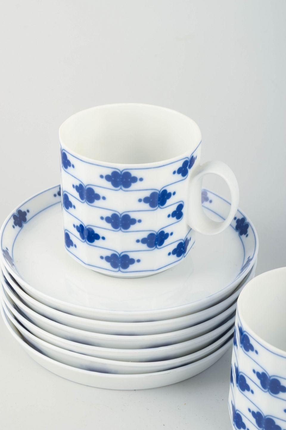 Rosenthal Studio-linie, six paires de tasses à café avec soucoupes, motif Corinth Blue, design par Tapio Wirkkala.
Le décor présente un motif architectural rythmé en bleu sous glaçure, qui accentue élégamment la forme classique de la porcelaine. 
Le