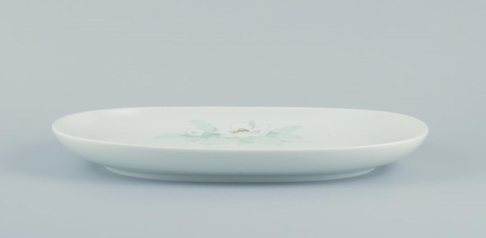 Tapio Wirkkala for Rosenthal Studio-linie. Two oval dishes with a flower motif. In Excellent Condition For Sale In Copenhagen, DK