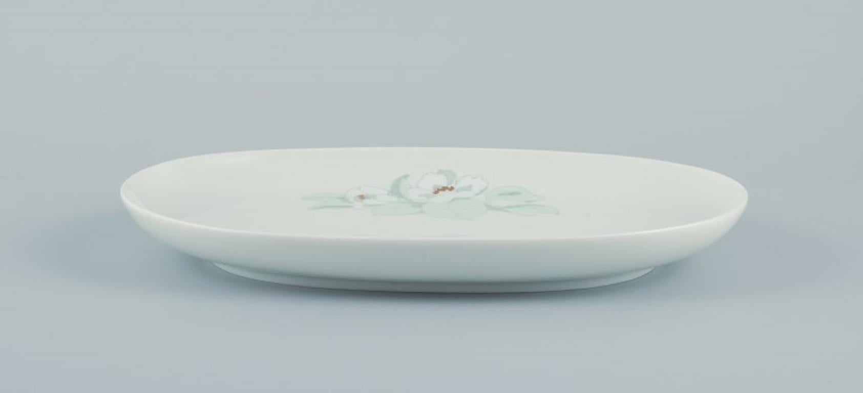 Tapio Wirkkala für Rosenthal Studio-linie. Zwei ovale Schalen mit Blumenmotiv. (Porzellan) im Angebot
