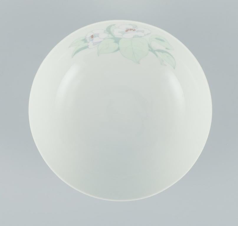 Tapio Wirkkala for Rosenthal Studio-linie. Two porcelain bowls with flower motif For Sale 1