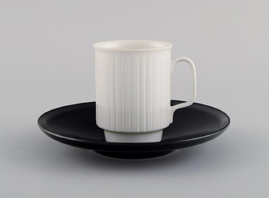 Tapio Wirkkala pour Rosenthal. Trois tasses à moka en porcelaine noire avec soucoupes en porcelaine cannelée noire et blanche, années 1980.
La tasse mesure : 6.3 x 5,2 cm.
La soucoupe mesure : 12.7 cm.
En parfait état.
Estampillé.