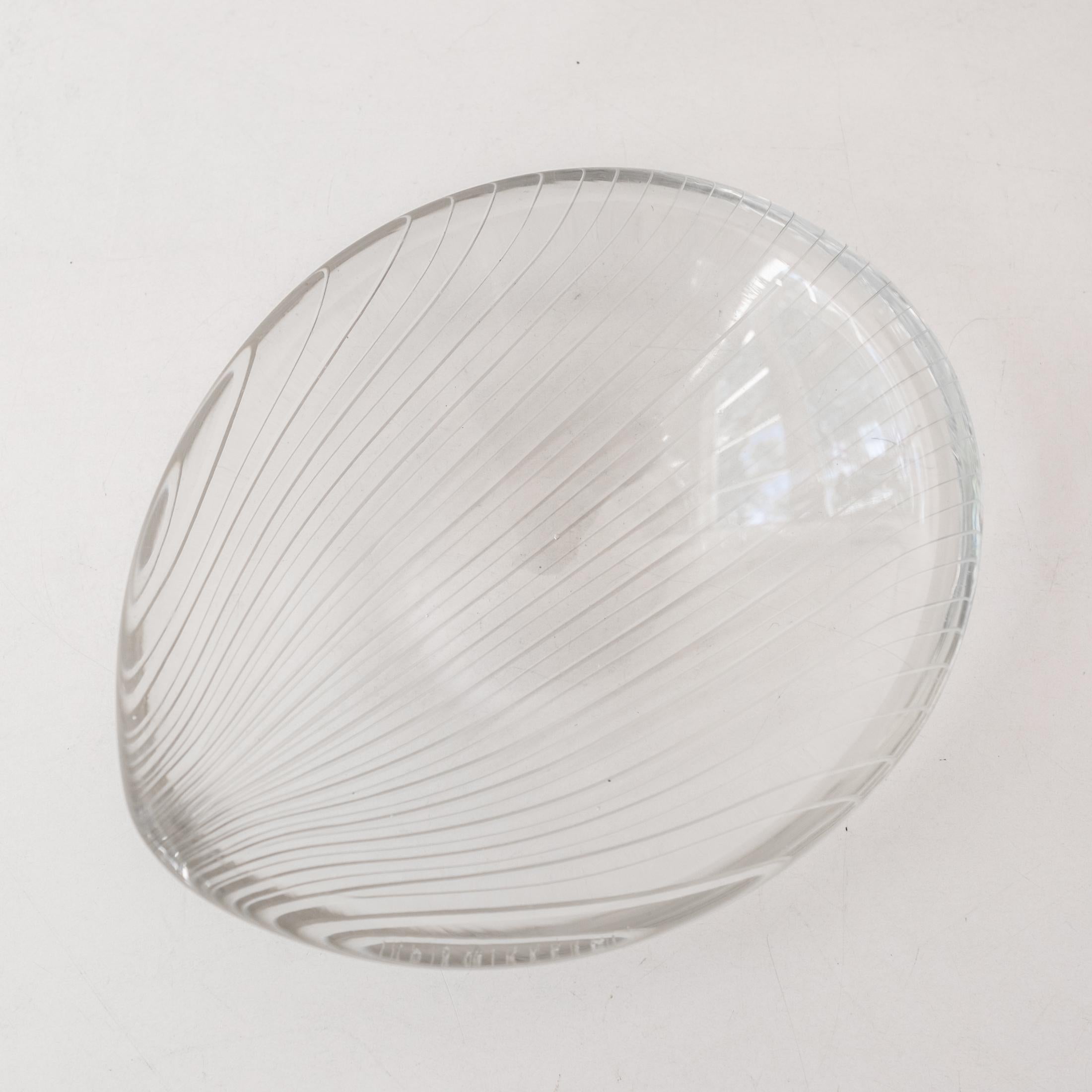 Tapio Wirkkala Glasschale mit Blattschliff, signiert (Moderne der Mitte des Jahrhunderts) im Angebot