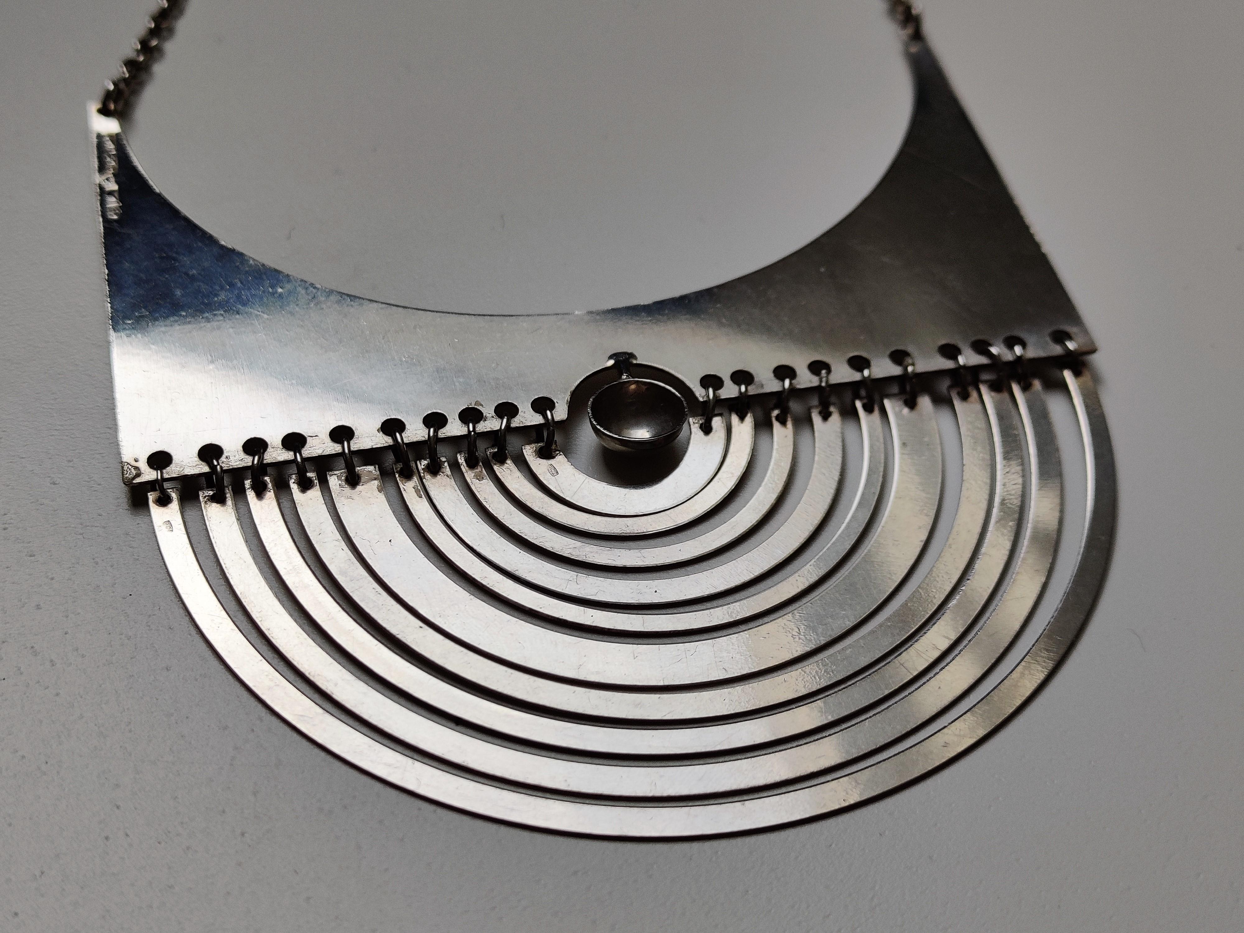 Beautiful kinetic design 'half moon' pendant designed by Tapio Wirkkala (1915-1985) and produced by Nestor Westerback.

The necklace is made from sterling silver and is in good condition.

It shows some age related wear. 

Stamped.

1970s,