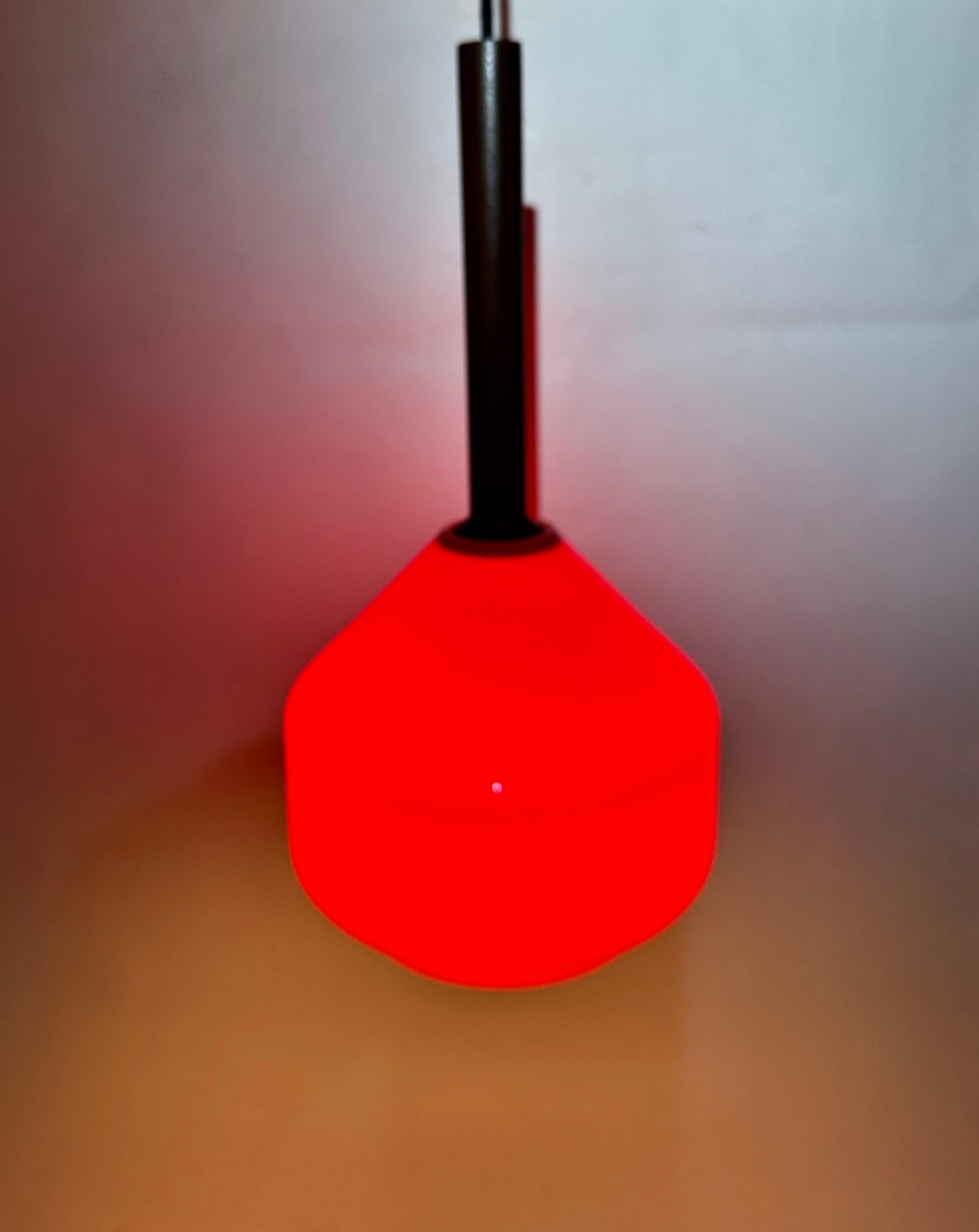 Milieu du XXe siècle Lampe suspendue Tapio Wirkkala en teck avec abat-jour en verre Vistosi rouge, années 1950 en vente