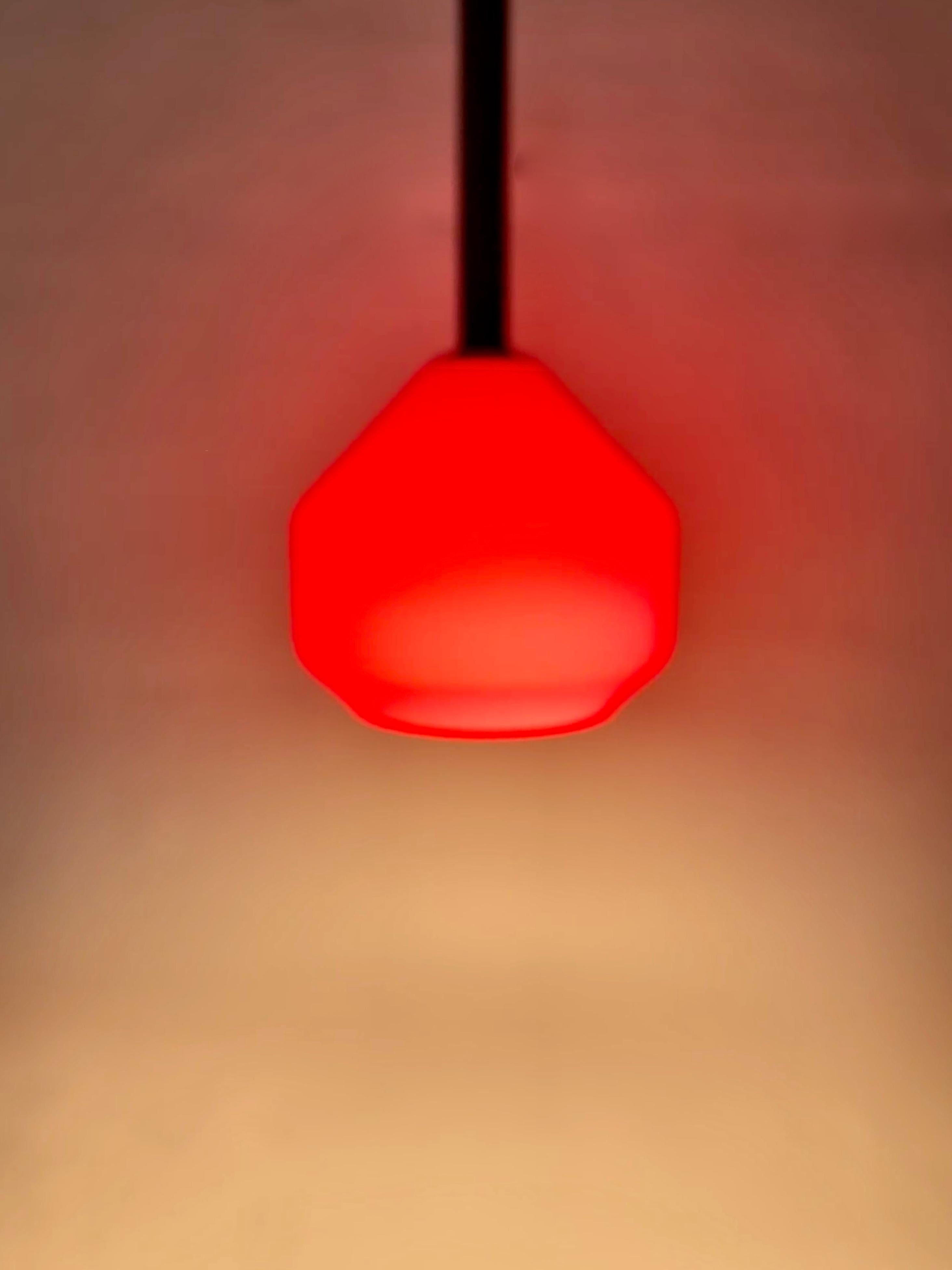 Verre Lampe suspendue Tapio Wirkkala en teck avec abat-jour en verre Vistosi rouge, années 1950 en vente