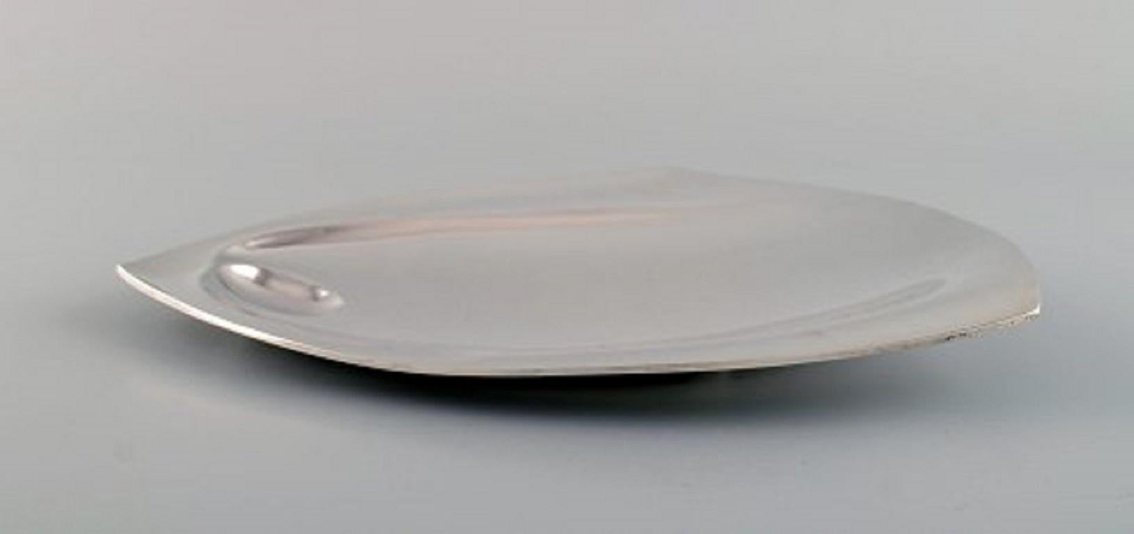 Tapio Wirkkala, Hopeakeskus, Tavastehus, Finland. Modernist bowl/dish in silver. Dated 1968.
Measures: 25.5 x 3 cm.
In excellent condition.
Stamped.