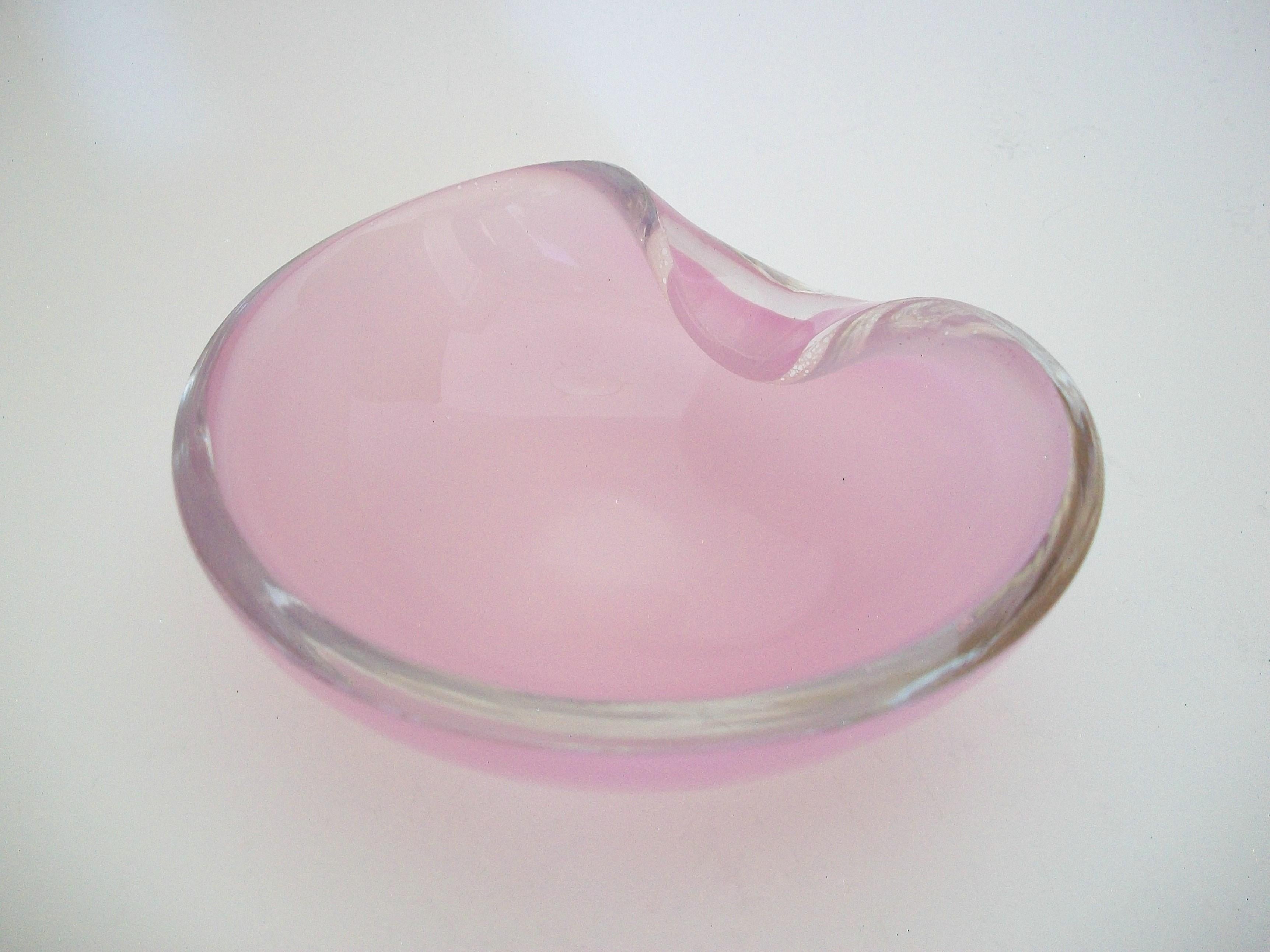 TAPIO WIRKKALA - IITTALA - Design No. 3317 - Mid Century Scandinavian sculptural pink glass / crystal bowl with indented rim - signed on the side (as photographed) - Finland - circa 1948-59.

Excellent vintage condition - one minor flea bite to