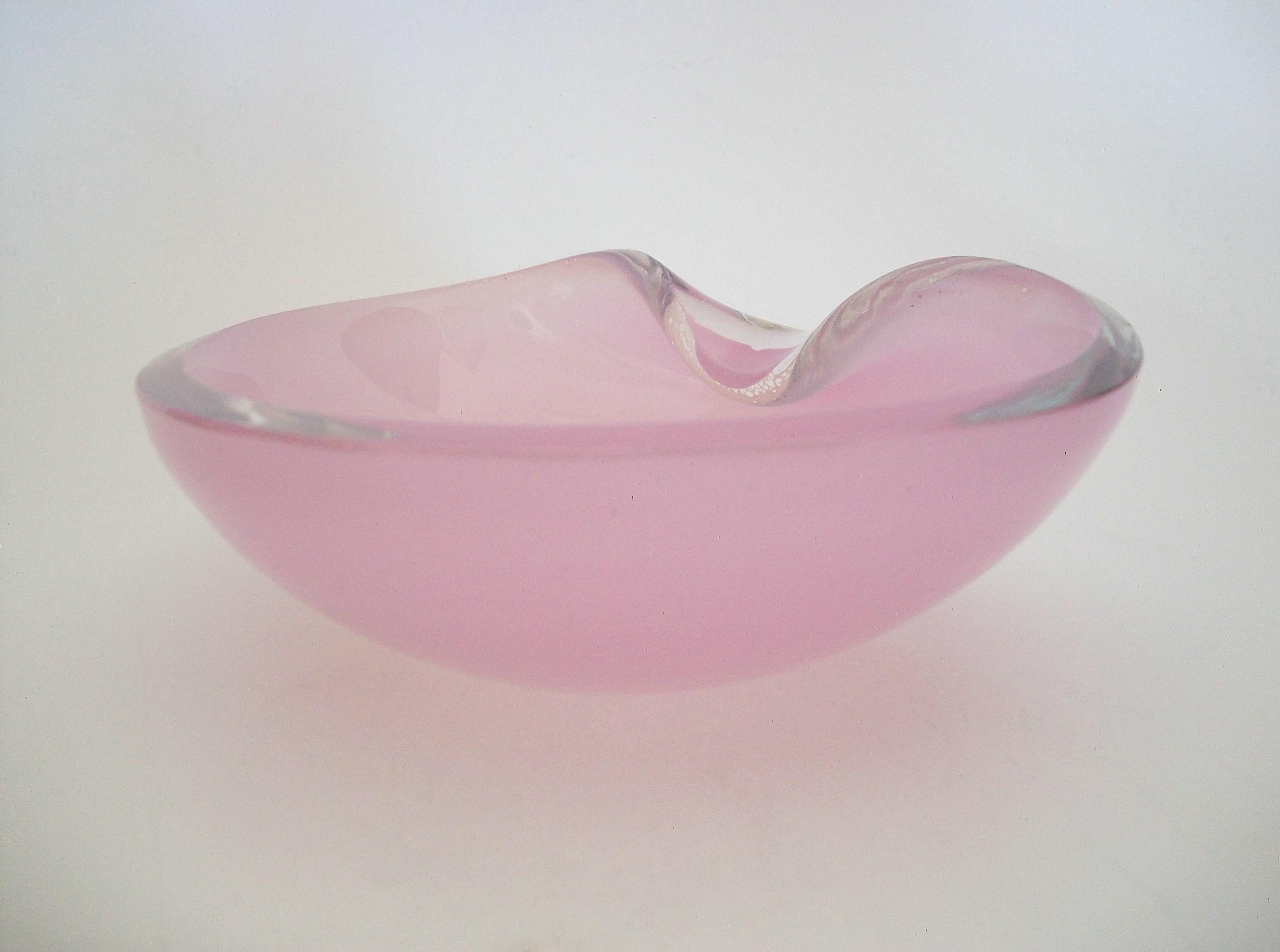 Hand-Crafted Tapio Wirkkala, Iittala, Pink Crystal Bowl No. 3317, Finland, circa 1948-1959 For Sale