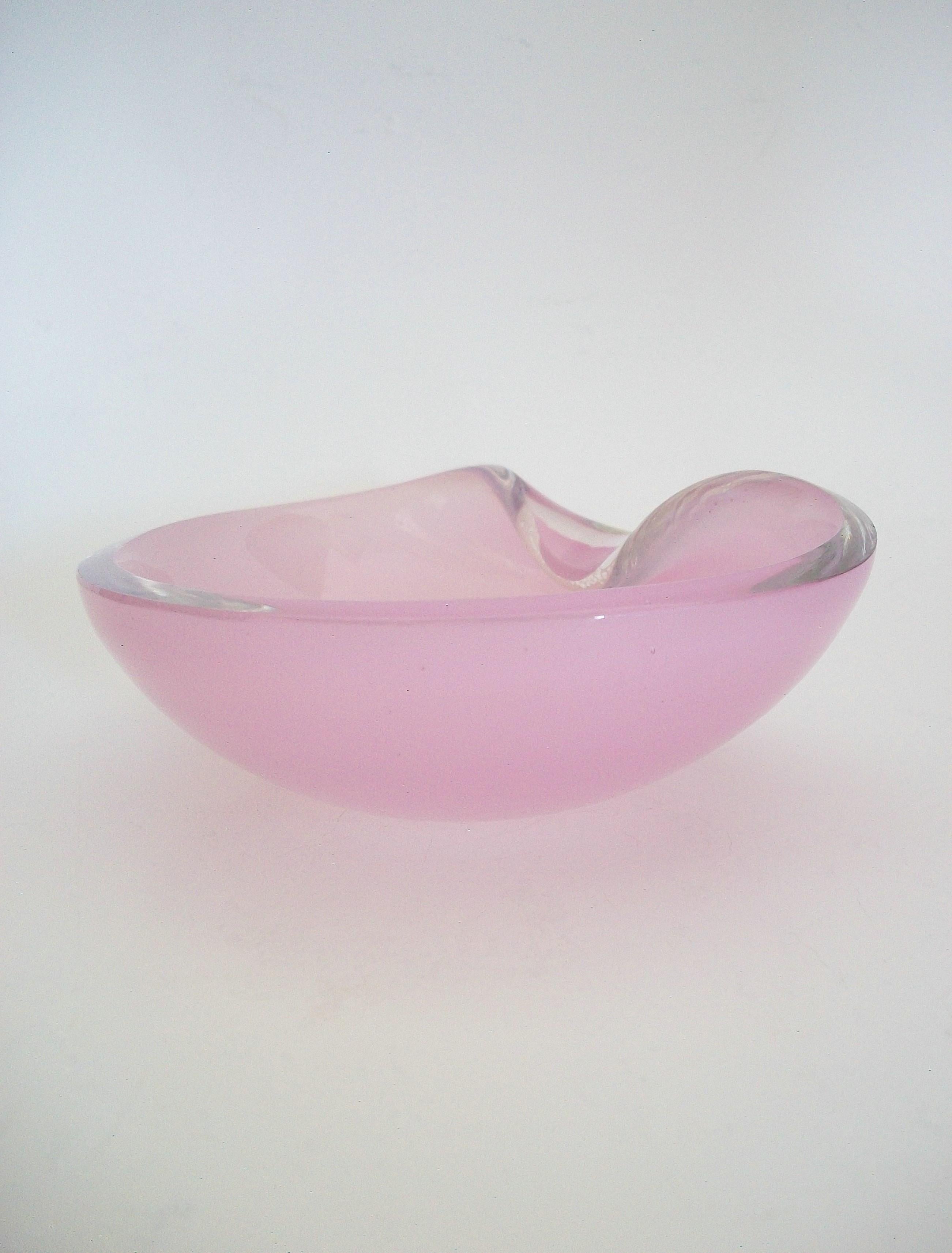 Tapio Wirkkala, Iittala, Pink Crystal Bowl No. 3317, Finland, circa 1948-1959 In Good Condition For Sale In Chatham, ON