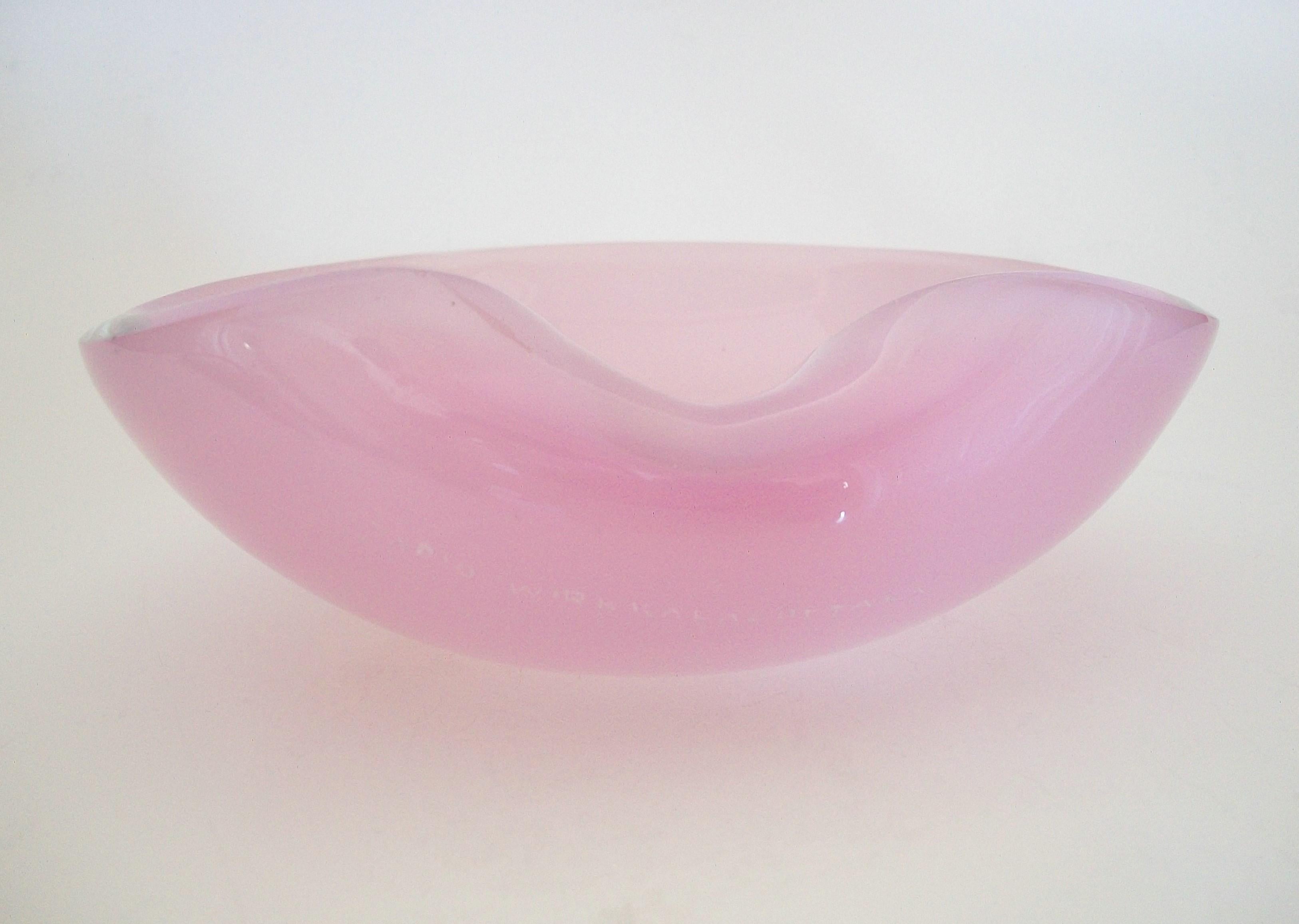 Tapio Wirkkala, Iittala, Rosa Kristallschale Nr. 3317, Finnland, ca. 1948-1959 (Glaskunst) im Angebot