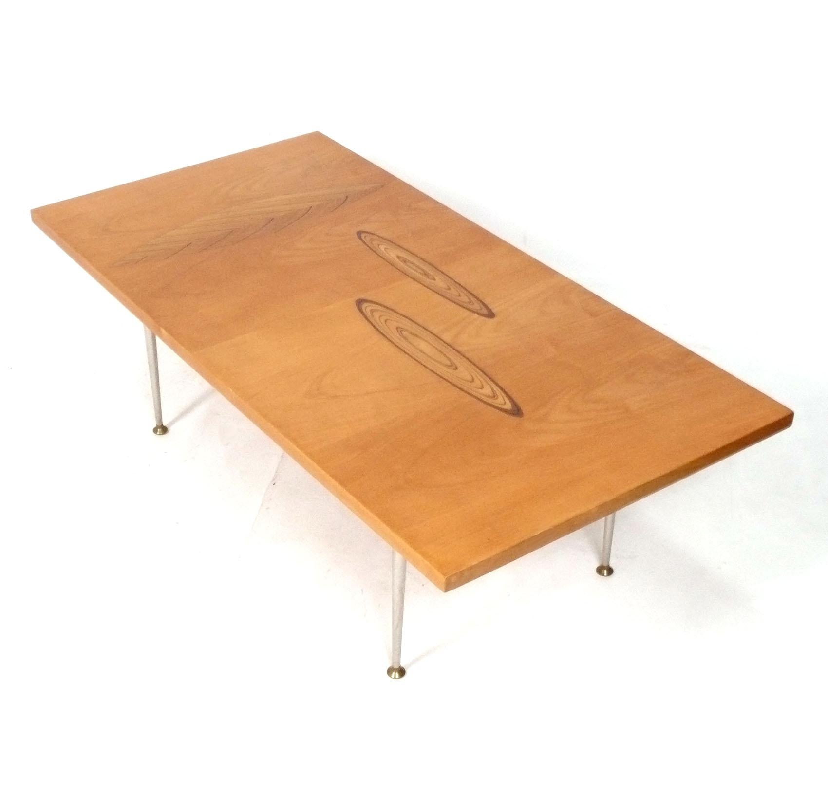 Elegante table basse moderne danoise marquetée, conçue par Tapio Wirkkala, Finlande, vers les années 1960. Signé avec la marque en dessous. Conserve la chaude patine d'origine. 