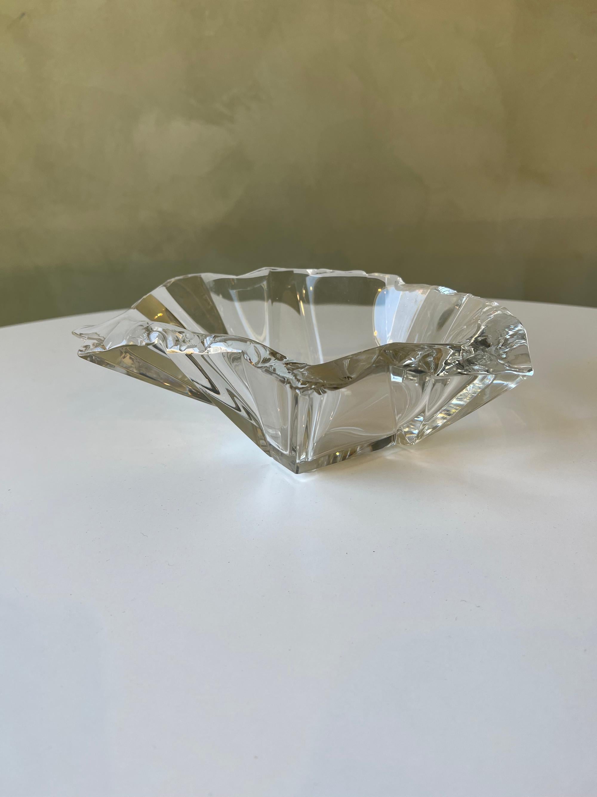 Mould blown crystal dish by Tapio Wirkkala with hand-chiseled rim. First year production with a signature and model number inscribed on the base. Very few light scratches on the base and otherwise in excellent vintage condition. A really difficult