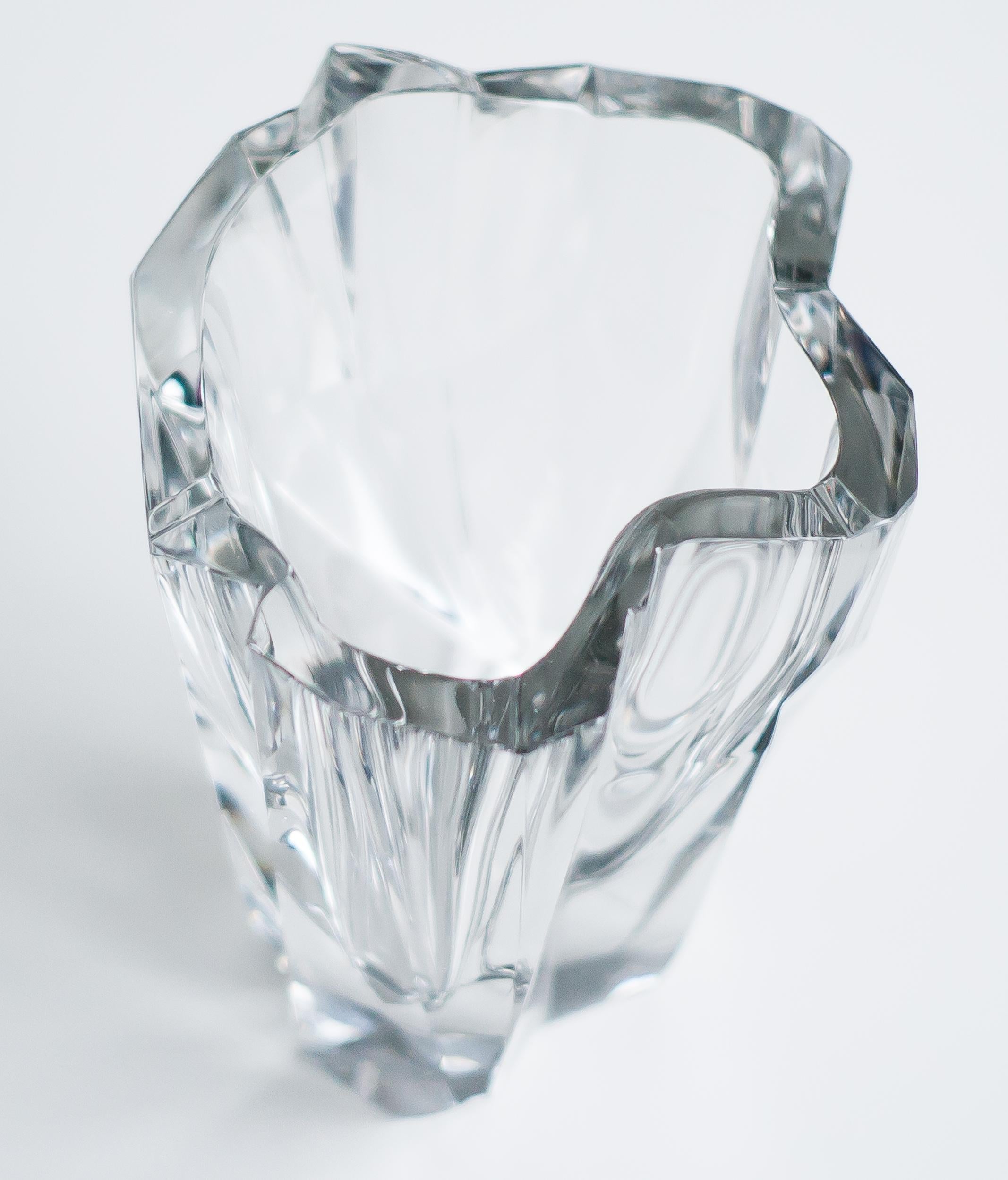 Iconic still-mould blown crystal glass vase designed by Tapio Wirkkala. 
Produced by Iittala, Finland. 
Signed and numbered at the bottom.

The oeuvre of Tapio Wirkkala, Finland's internationally best-known designer, belongs to the everyday