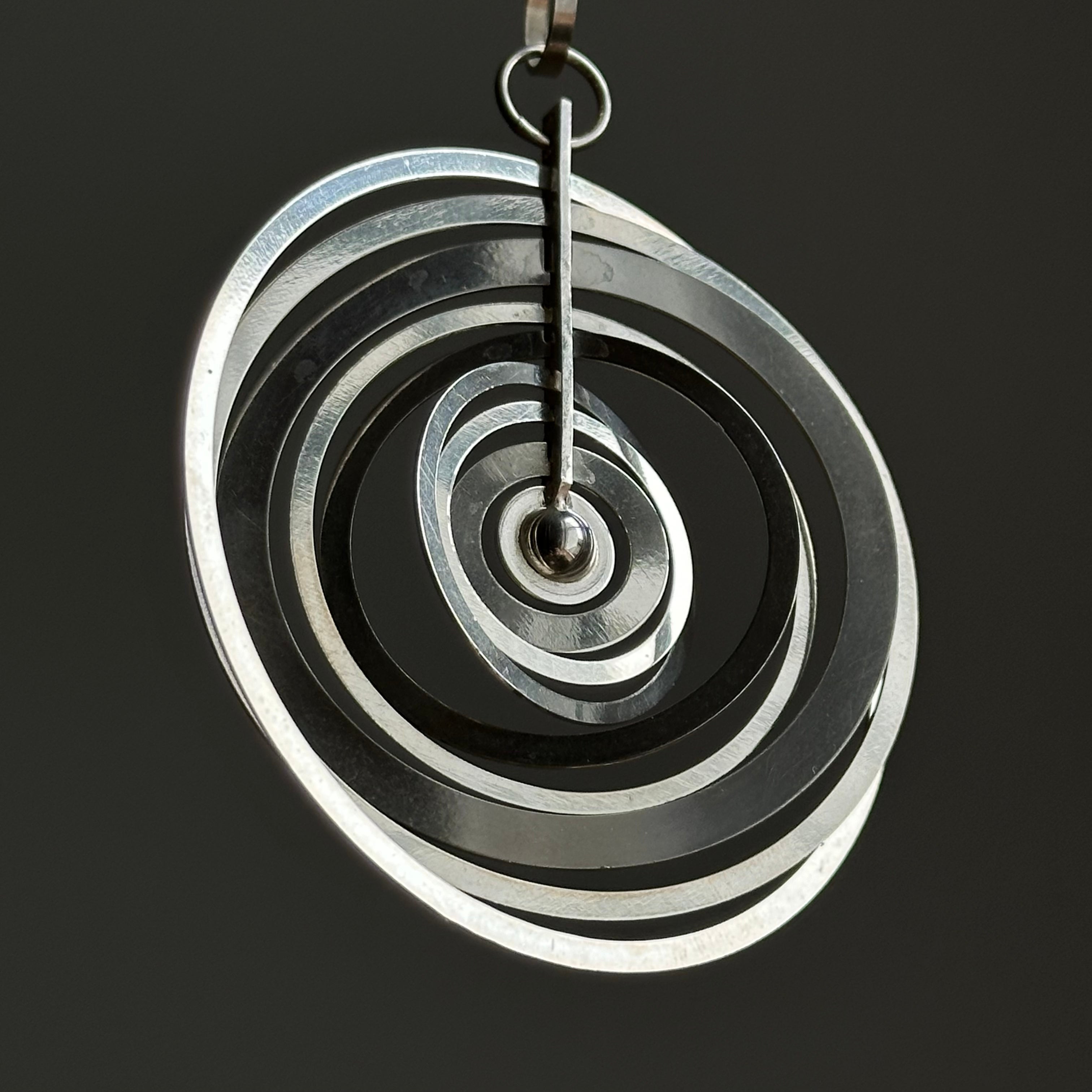 Pendentif cinétique Moon Hopeakuu de Tapio Wirkkala, 1974 Bon état - En vente à Brooklyn, NY