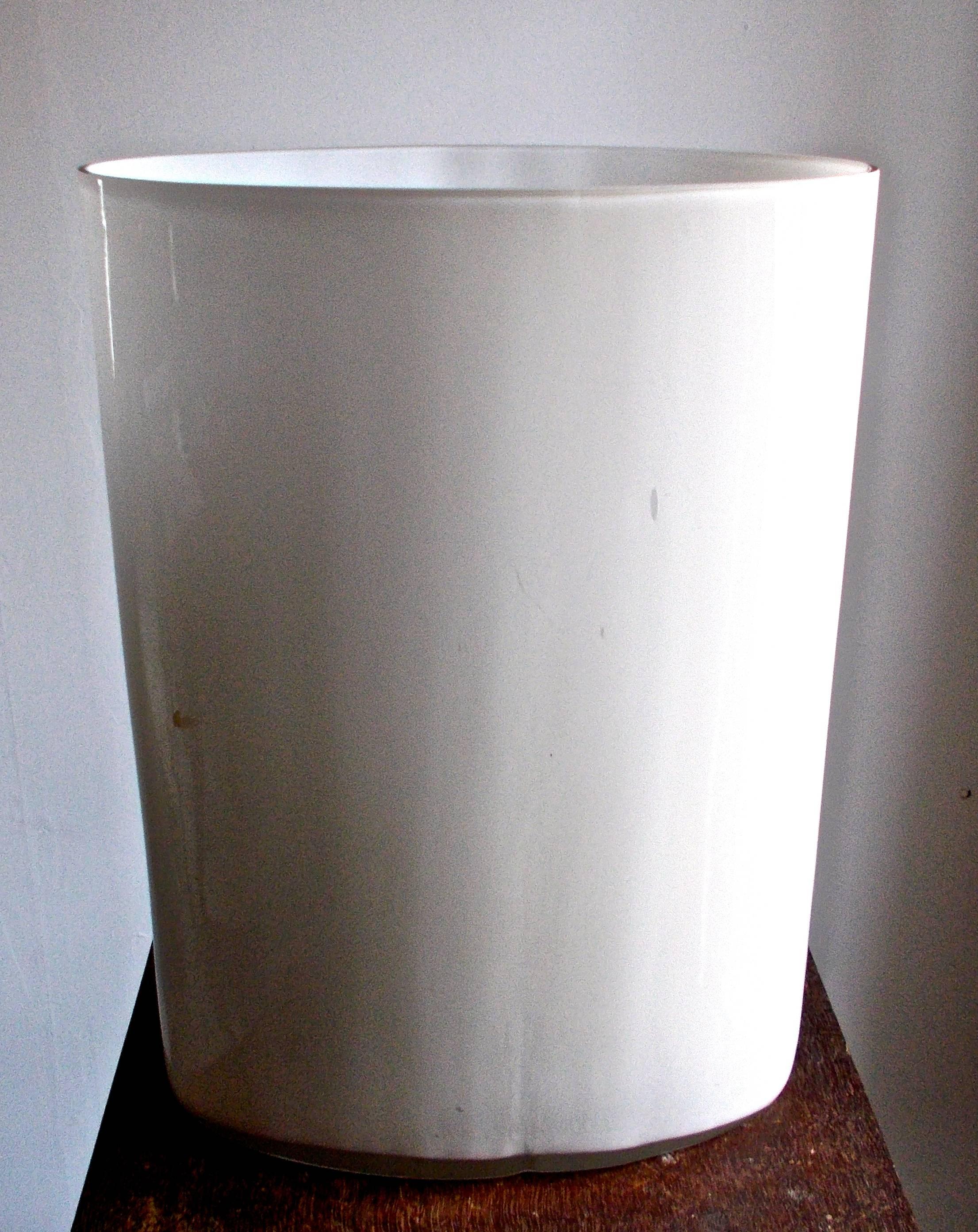 Die größte Version dieser berühmten Form. Undurchsichtiges weißes und klares Glas. Maße: 35 cm. (13 3/4