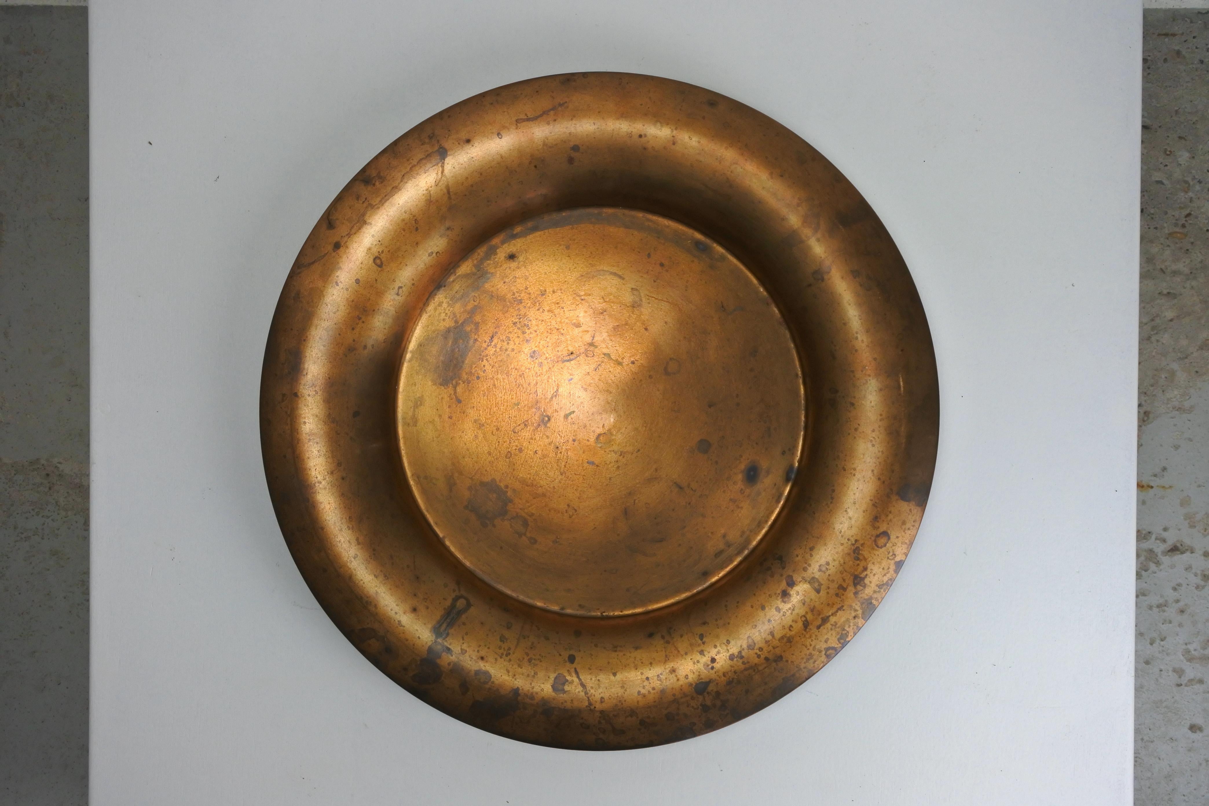 Large bronze dish or tray by Tapio Wirkkala.
Model TW479
Made by Kultakeskus Oy in Finland in the 1970s
Oustanding heavy patina on the bronze
Signed

Could be polished.