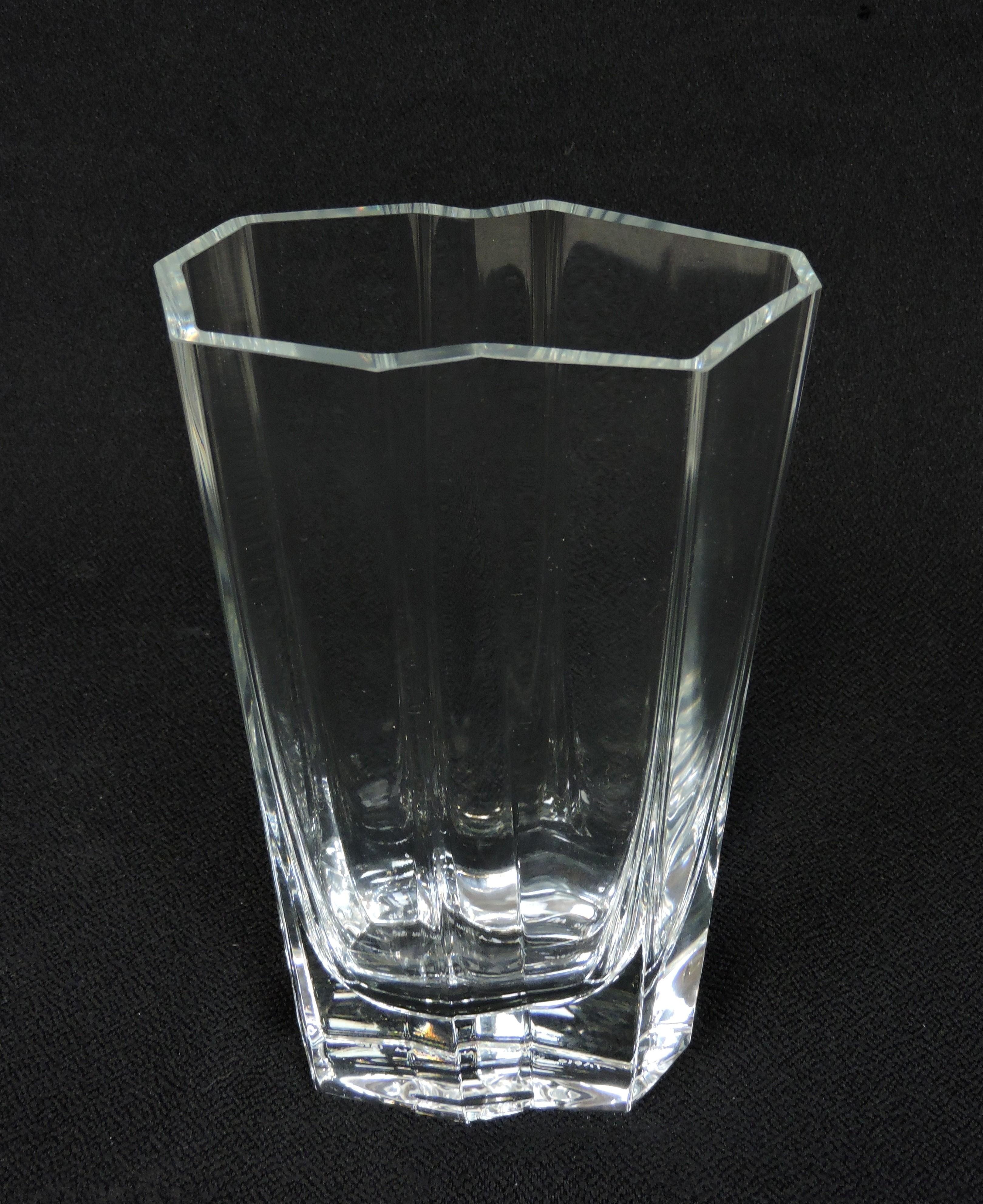 Magnifique vase Pinja conçu par Tapio Wirkkala et fabriqué en Finlande par Iittala.  Ce vase en cristal lourd et de haute qualité est soufflé à la main avec un bord asymétrique plat et poli et, à 9,25 pouces, c'est la plus grande taille de ce