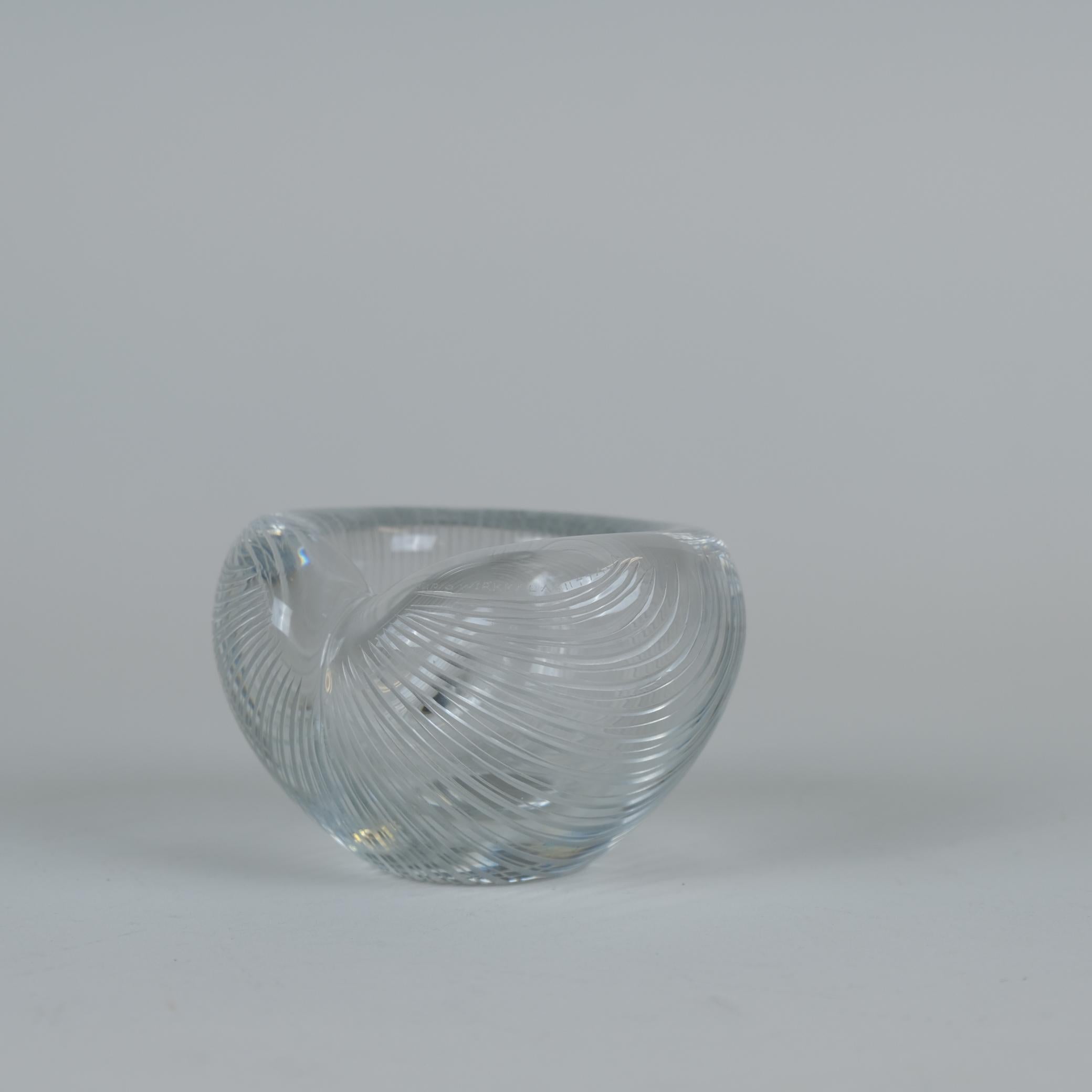 Eine schöne Vase aus Kunstglas mit Liniengravur, Modell 3327, entworfen von Tapio Wirkkala und hergestellt von Iittala in Finnland in den 1950er Jahren. Bei der Herstellung wird das Glas in eine Form geblasen und mit winzigen Linien rundherum
