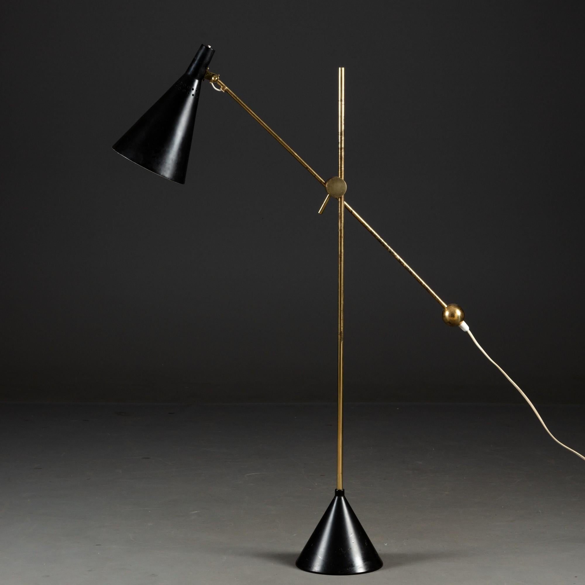 Lampadaire / lampe à poser Tapio Wirkkala, modèle K10-11, fabriqué par Idman, Finlande, dans les années 1950. Laiton et métal peint. La hauteur de la lampe est réglable - elle peut être utilisée comme lampadaire ou comme lampe de table. Estampillé