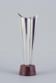 Tapio Wirkkala. Jarrón modernista de plata sobre base de palisandro. 1963