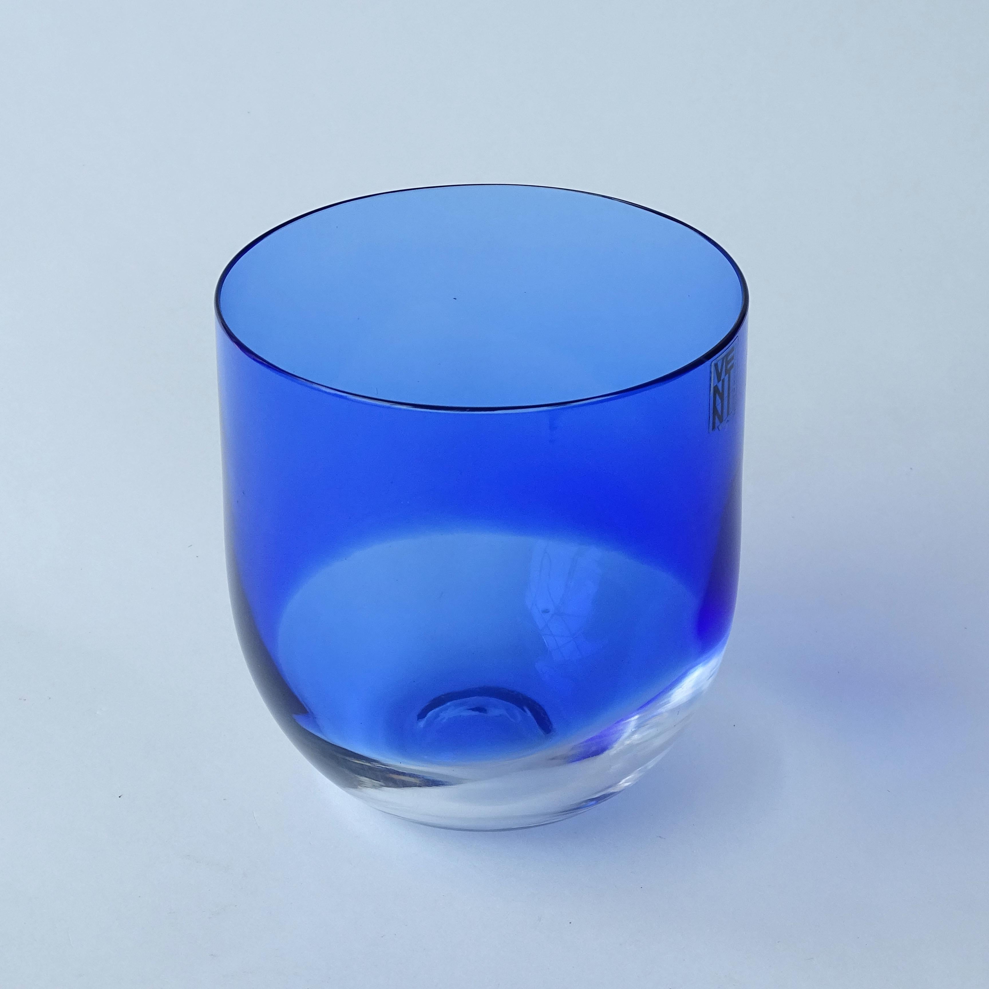Tapio Wirkkala Jarrón de cristal de Murano azul y transparente para Venini.
Etiqueta Venini original y firma grabada al ácido.